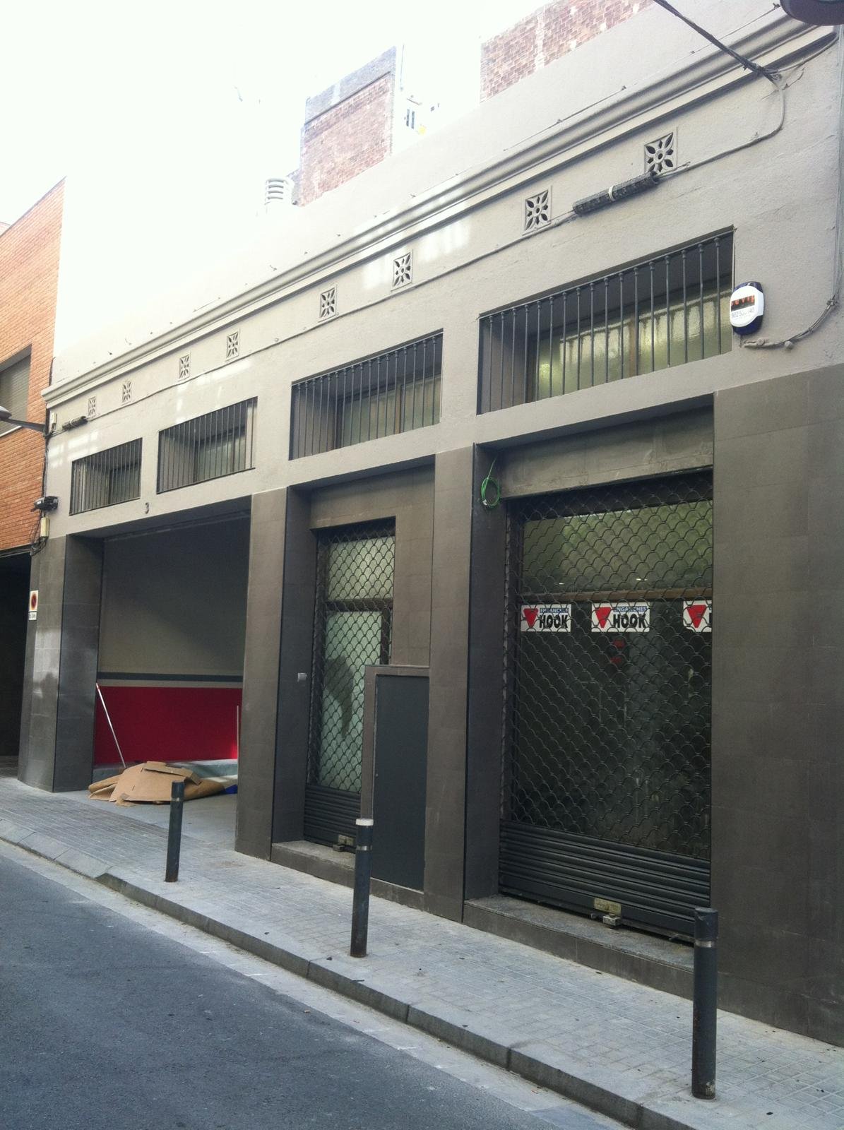 Fachada y paso peatonal nave