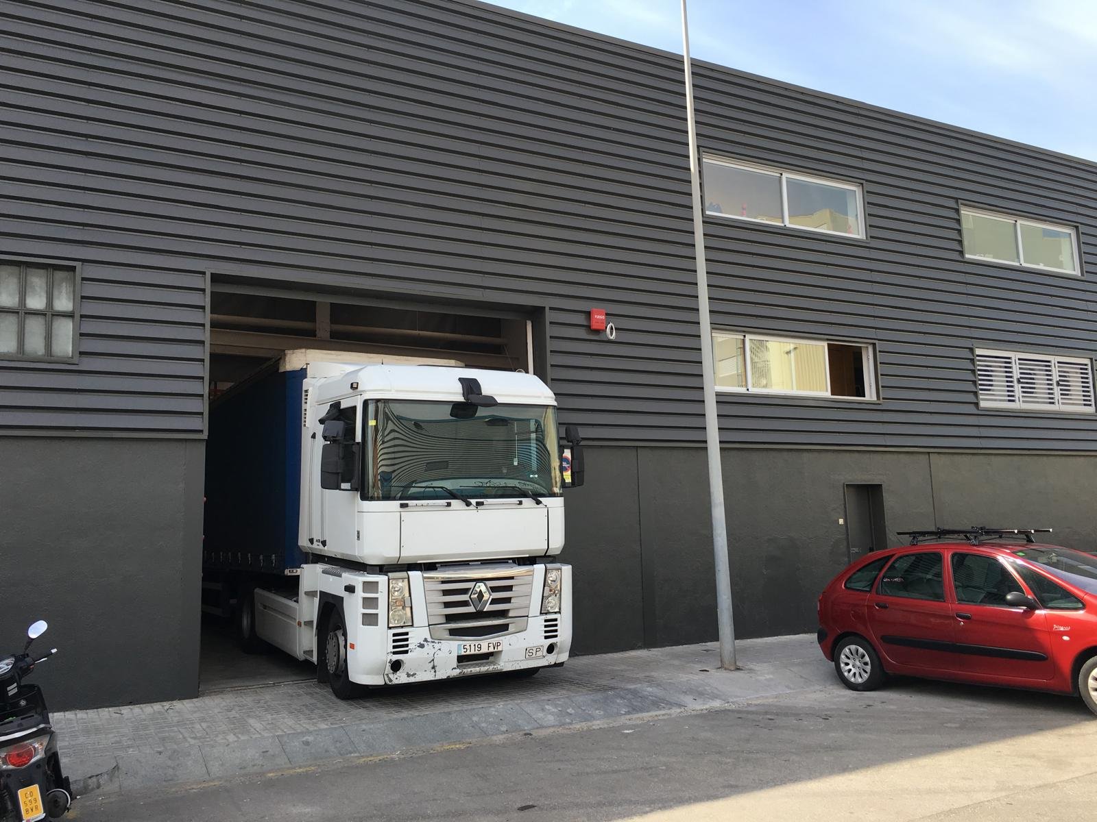 Camion saliendo de nave industrial