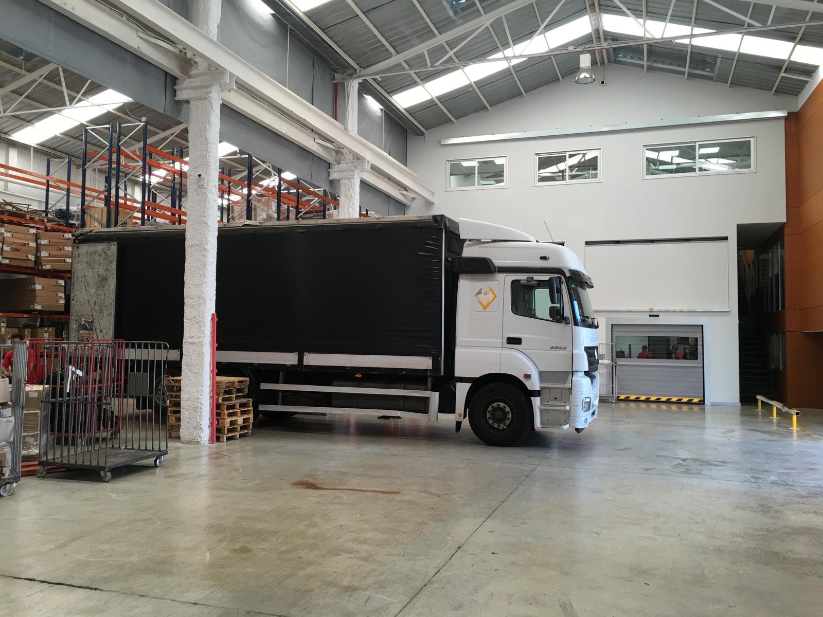 Camión dentro de nave industrial
